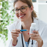 IMAGE OF A LICENSED NUTRITIONIST TALKING ABOUT SUPPLEMENTS WITH A WOMAN {{brizy_dc_image_alt imageSrc=